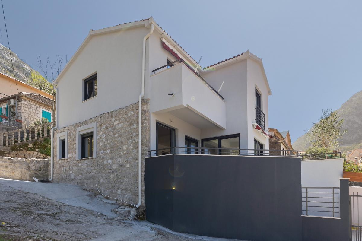 New house of 160m2 with sea view in Kotor 2