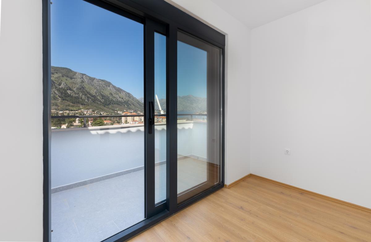 New house of 160m2 with sea view in Kotor 18