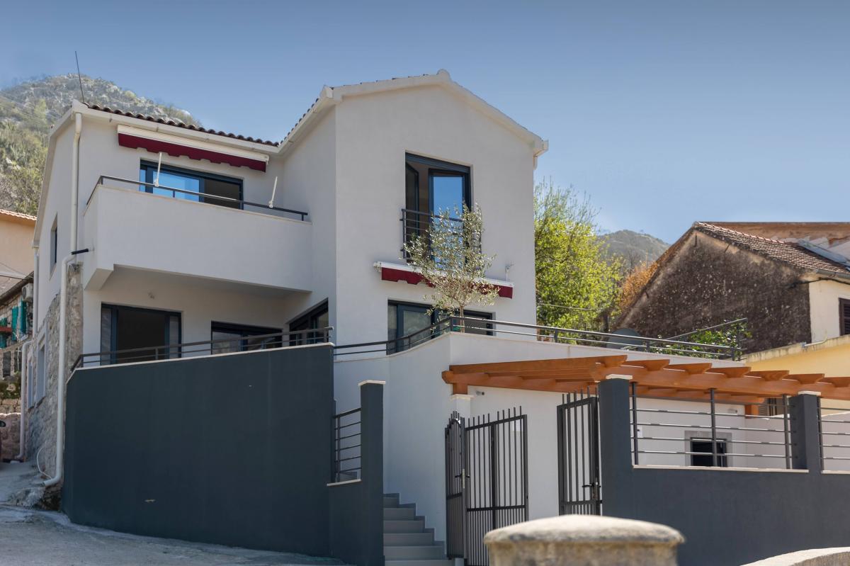 New house of 160m2 with sea view in Kotor 3