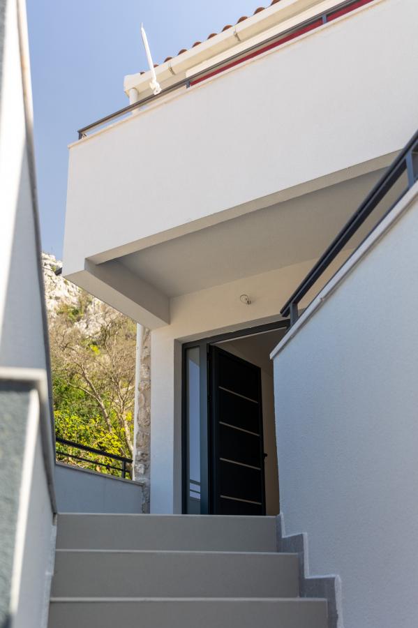 New house of 160m2 with sea view in Kotor 25