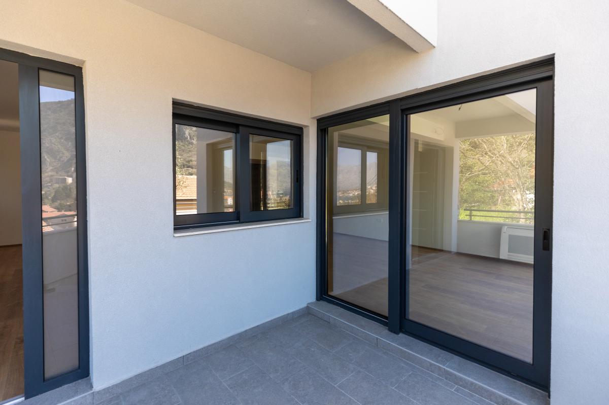 New house of 160m2 with sea view in Kotor 26
