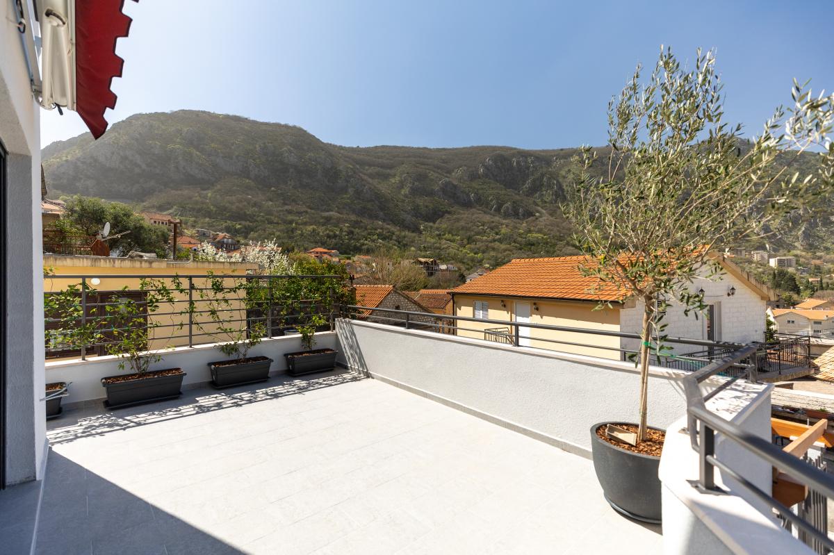 New house of 160m2 with sea view in Kotor 27
