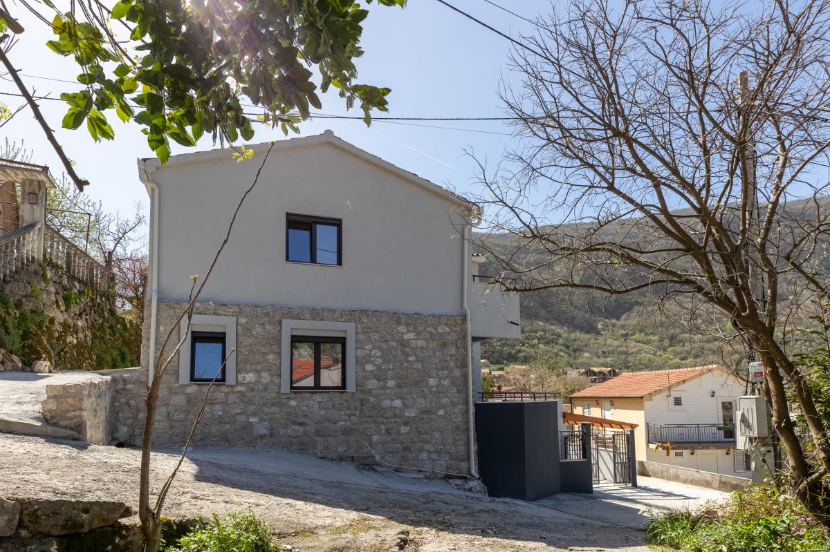 New house of 160m2 with sea view in Kotor 28