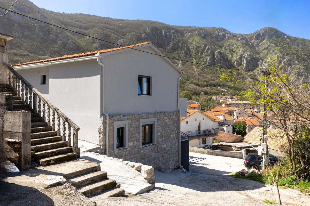 New house of 160m2 with sea view in Kotor 4