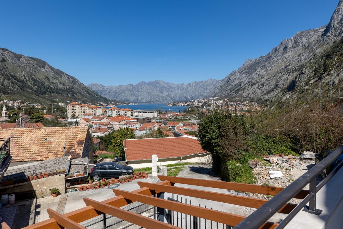 New house of 160m2 with sea view in Kotor 32