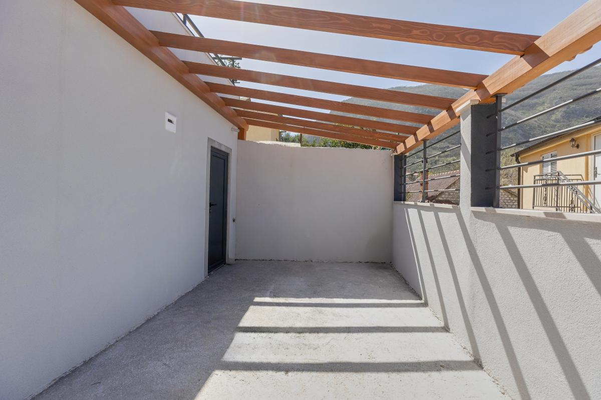 New house of 160m2 with sea view in Kotor 41