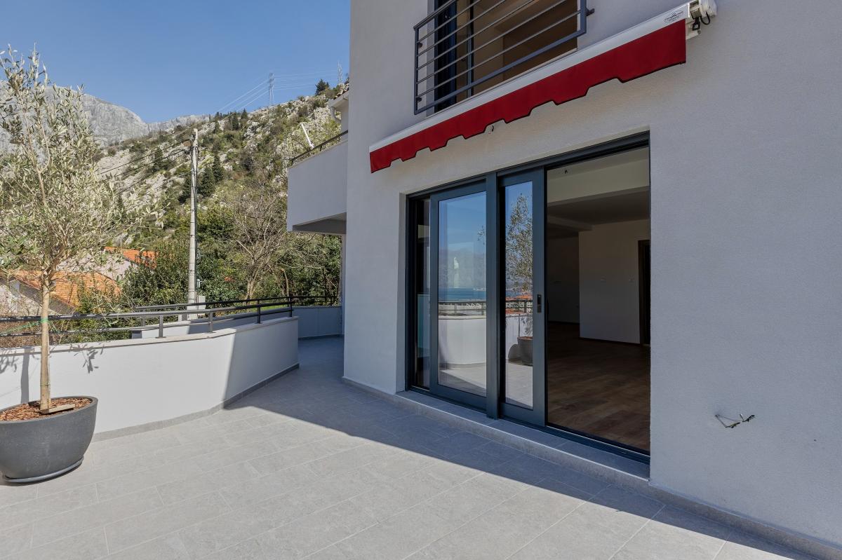 New house of 160m2 with sea view in Kotor 42