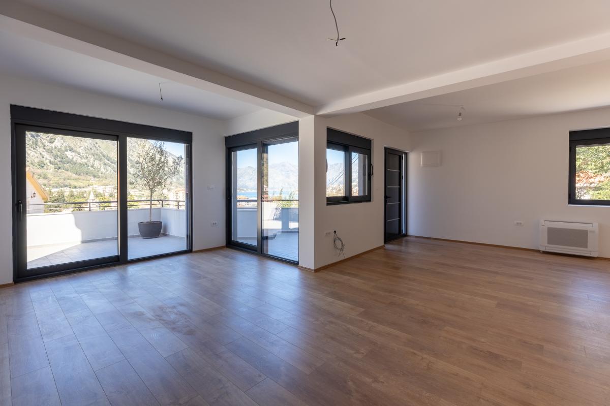New house of 160m2 with sea view in Kotor 7