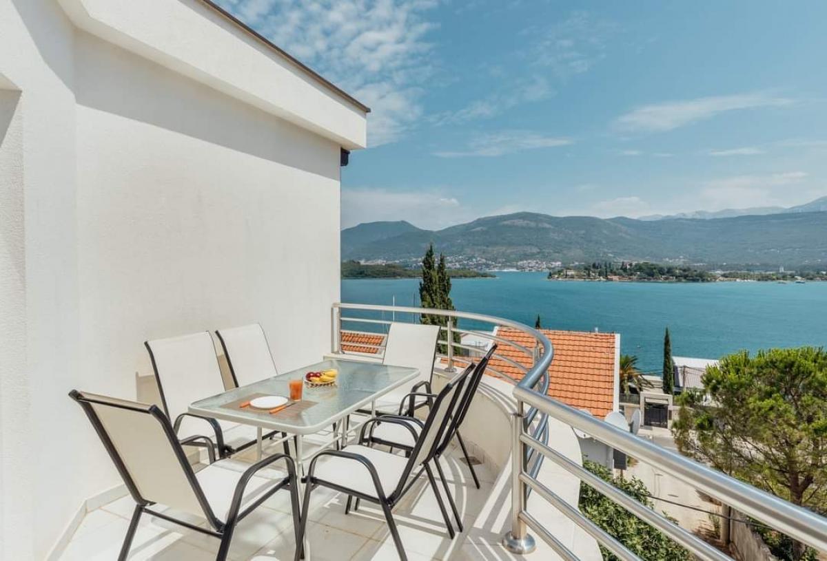 Two-bedroom apartment with sea view, 64 m2, Obala Đurašević 2