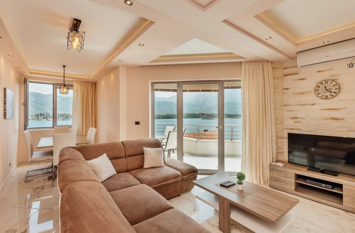 Two-bedroom apartment with sea view, 64 m2, Obala Đurašević 12