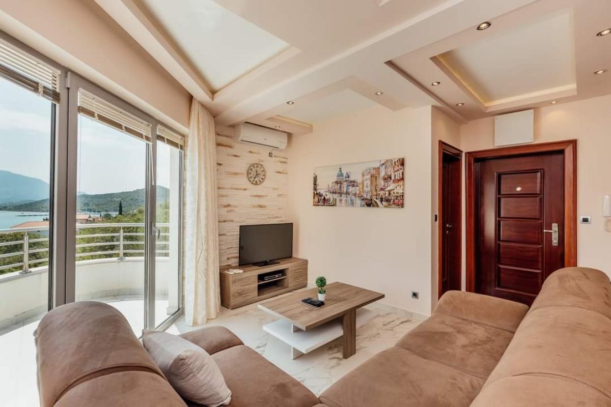 Two-bedroom apartment with sea view, 64 m2, Obala Đurašević 16