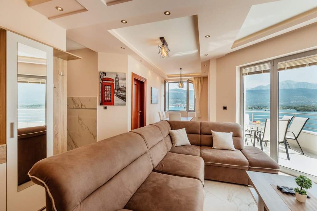 Two-bedroom apartment with sea view, 64 m2, Obala Đurašević 18