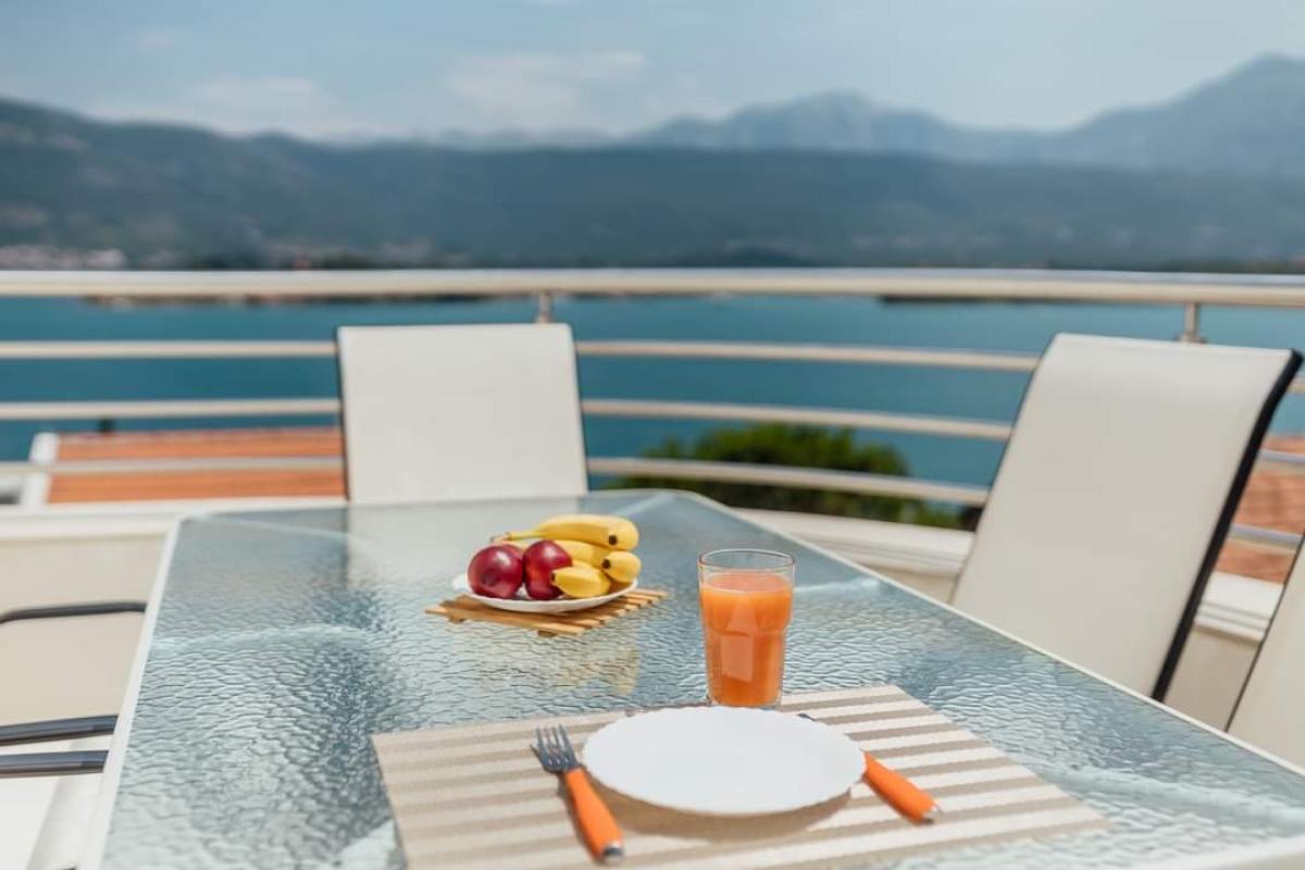 Two-bedroom apartment with sea view, 64 m2, Obala Đurašević 3