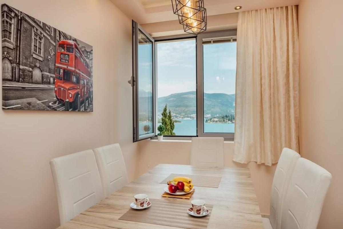 Two-bedroom apartment with sea view, 64 m2, Obala Đurašević 23