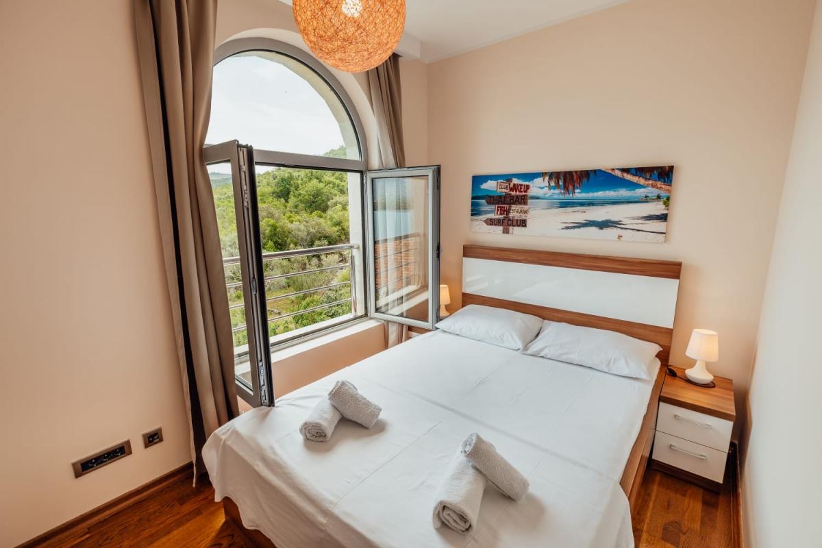 Two-bedroom apartment with sea view, 64 m2, Obala Đurašević 24