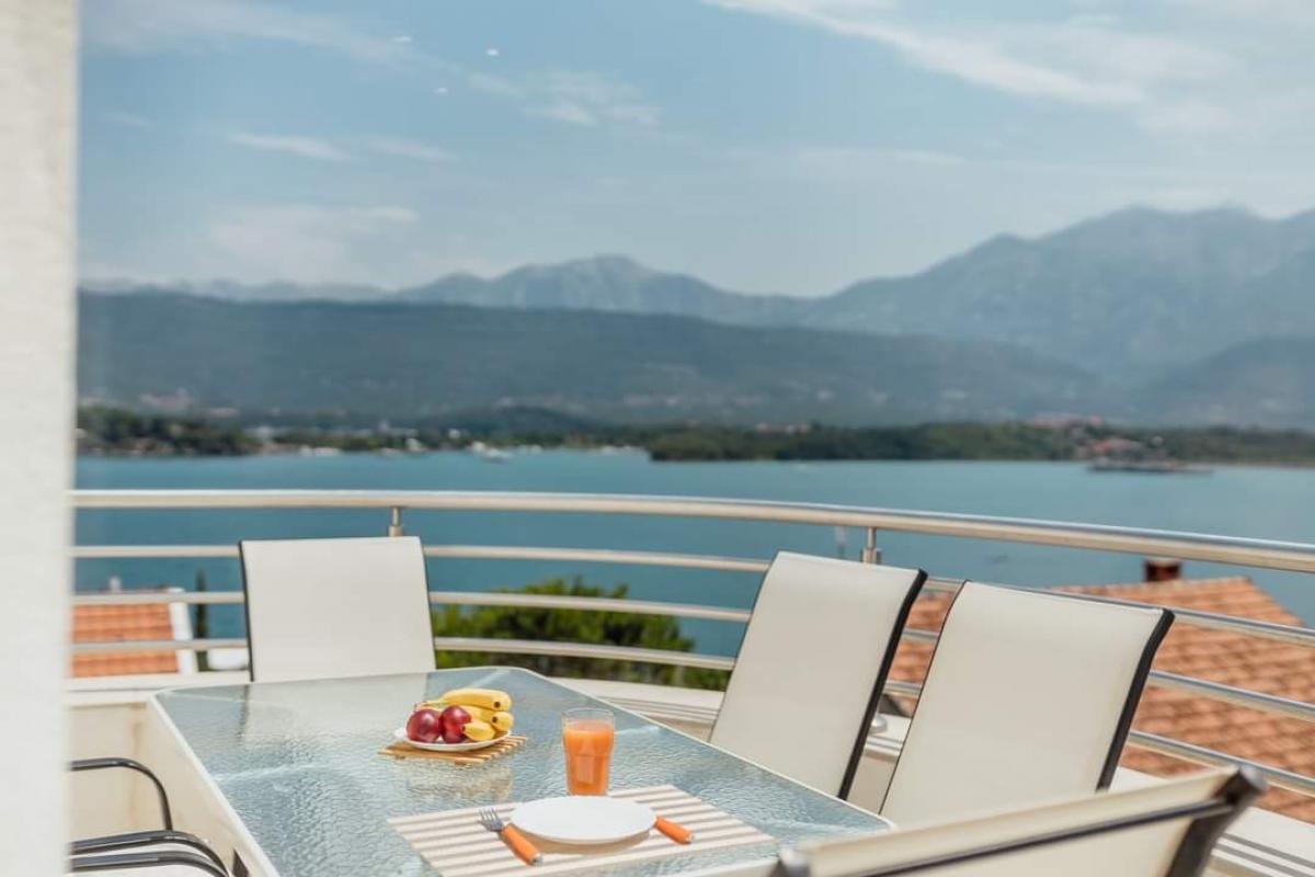 Two-bedroom apartment with sea view, 64 m2, Obala Đurašević 5