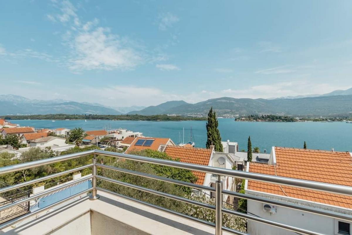 Two-bedroom apartment with sea view, 64 m2, Obala Đurašević 7