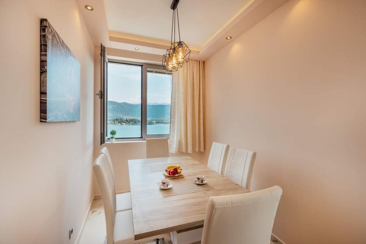 Two-bedroom apartment with sea view, 64 m2, Obala Đurašević 8