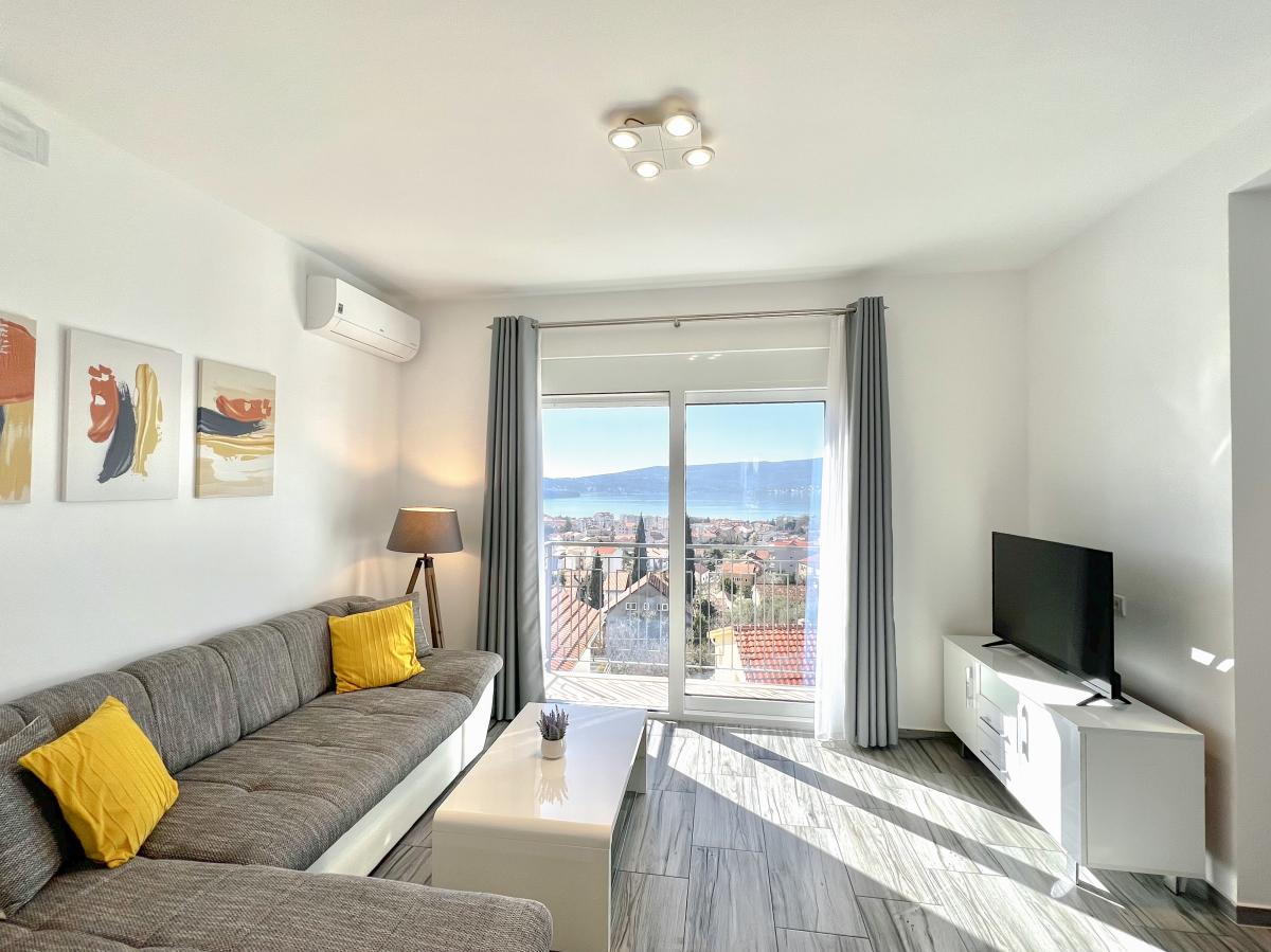 Luxurious two-bedroom apartment of 55m2 with swimming pool in Tivat 2