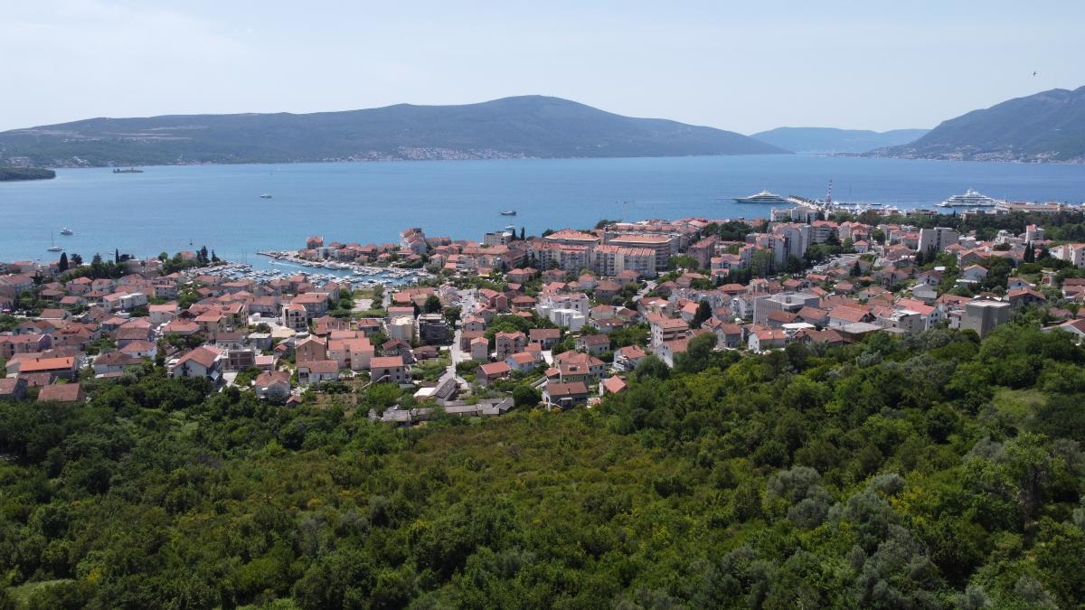 Plot in Tivat 1430 m2 with an approved project for the construction of 2 residential buildings 12