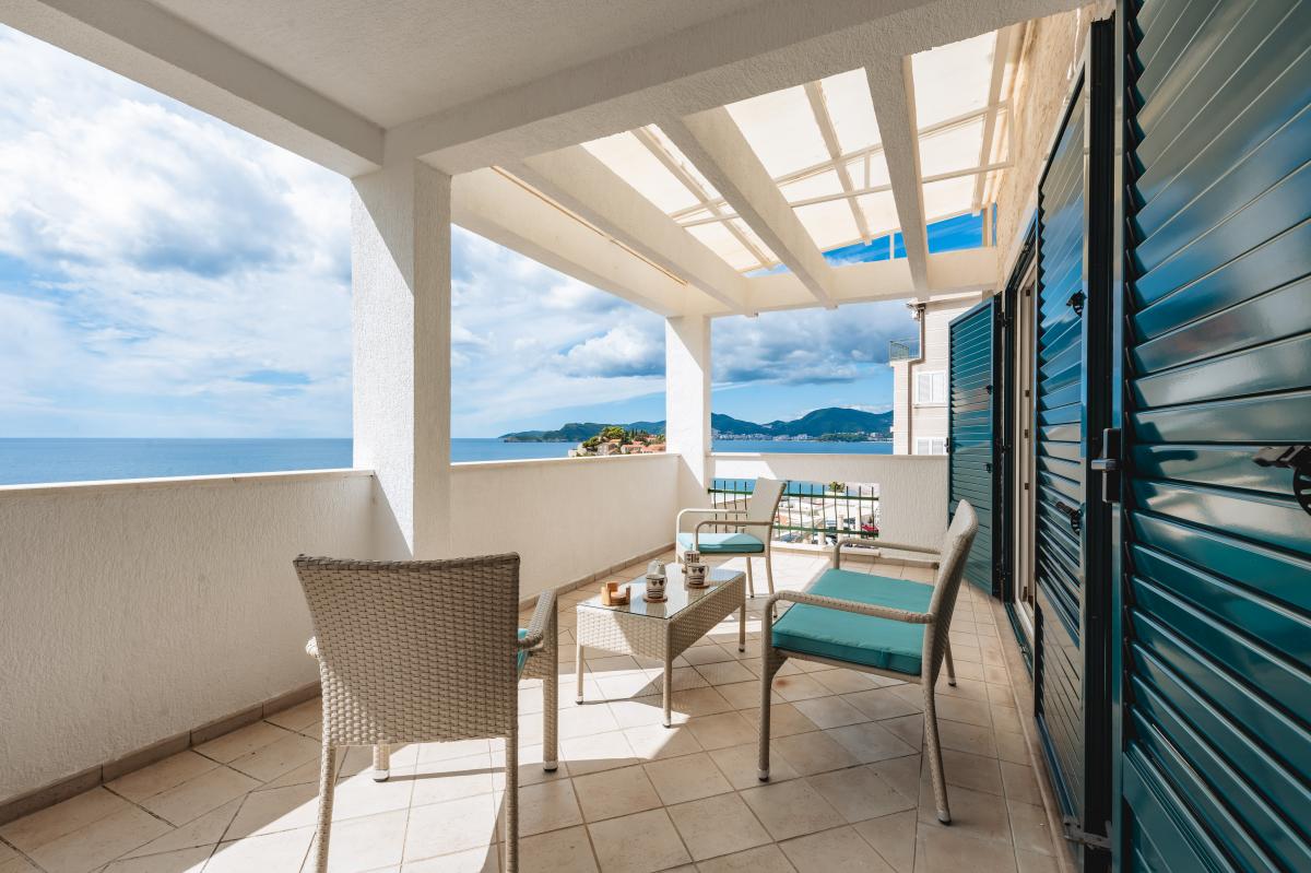 Duplex Apartment for Sale 139 m2, Sveti Stefan, 50m from the Sea, Sea View 30