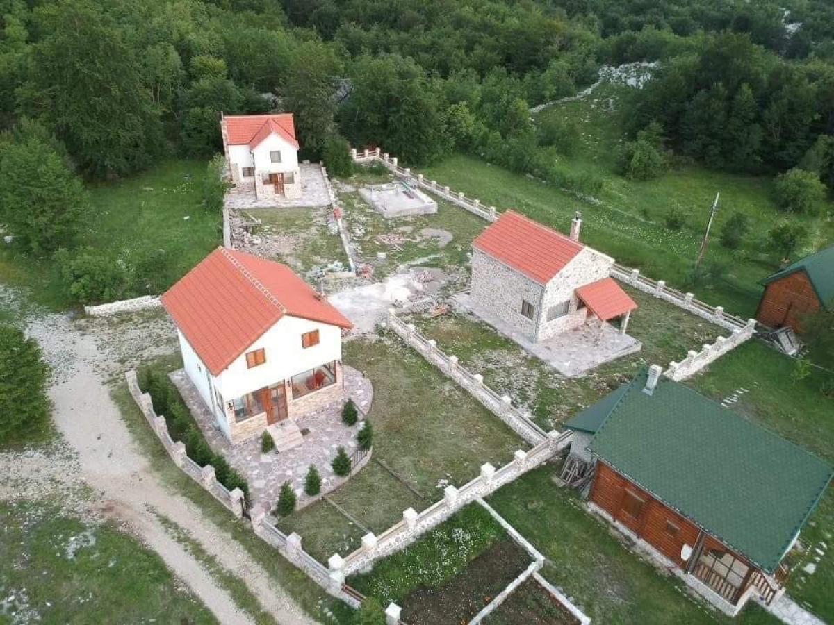 Family Estate for Sale in Vrbanj, 1600 m2, 3 Houses, Stone Fence and Foundations for Additional Structures