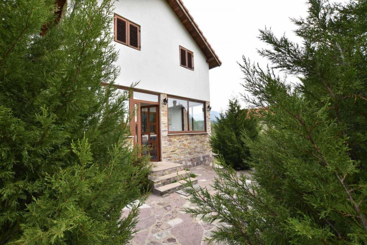 Family Estate for Sale in Vrbanj, 1600 m2, 3 Houses, Stone Fence and Foundations for Additional Structures 2