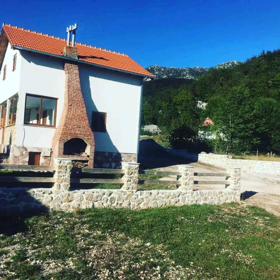 Family Estate for Sale in Vrbanj, 1600 m2, 3 Houses, Stone Fence and Foundations for Additional Structures 3