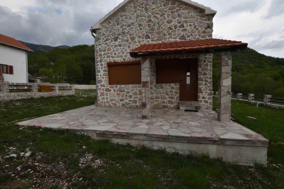Family Estate for Sale in Vrbanj, 1600 m2, 3 Houses, Stone Fence and Foundations for Additional Structures 4