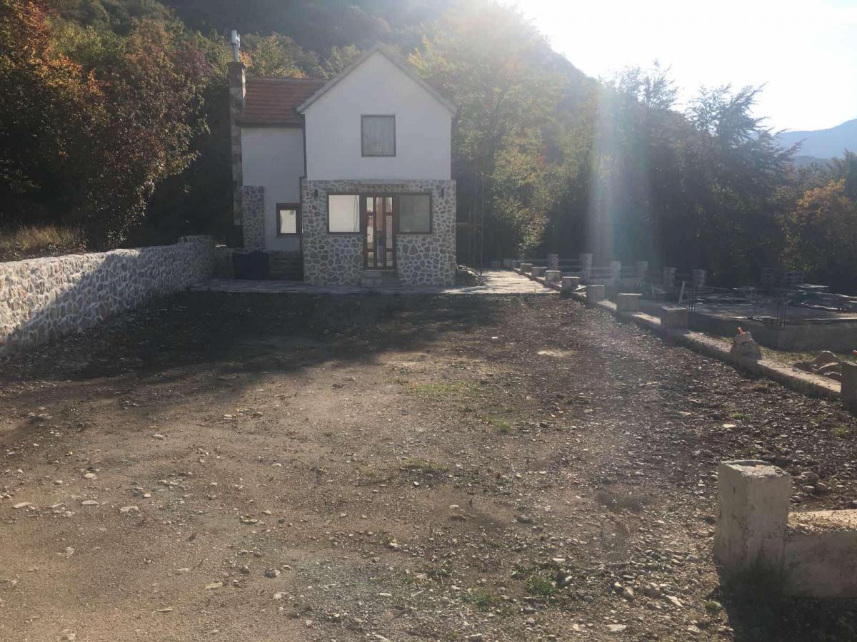 Family Estate for Sale in Vrbanj, 1600 m2, 3 Houses, Stone Fence and Foundations for Additional Structures 5