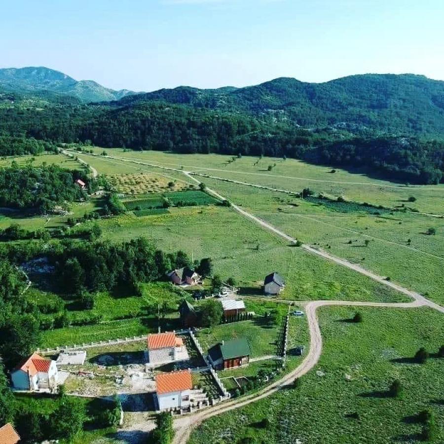 Family Estate for Sale in Vrbanj, 1600 m2, 3 Houses, Stone Fence and Foundations for Additional Structures 8