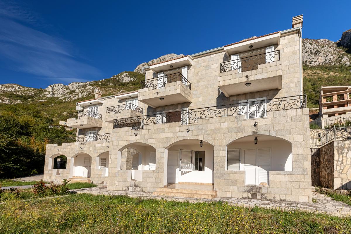 House of 249m2 with sea view in the village of blizikuce
