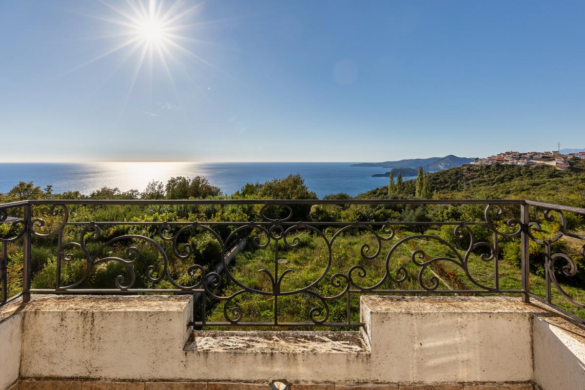 House of 249m2 with sea view in the village of blizikuce 2