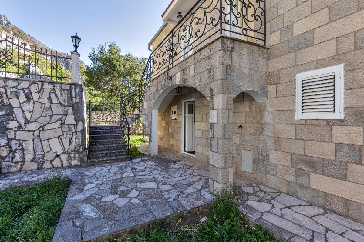 House of 249m2 with sea view in the village of blizikuce 11