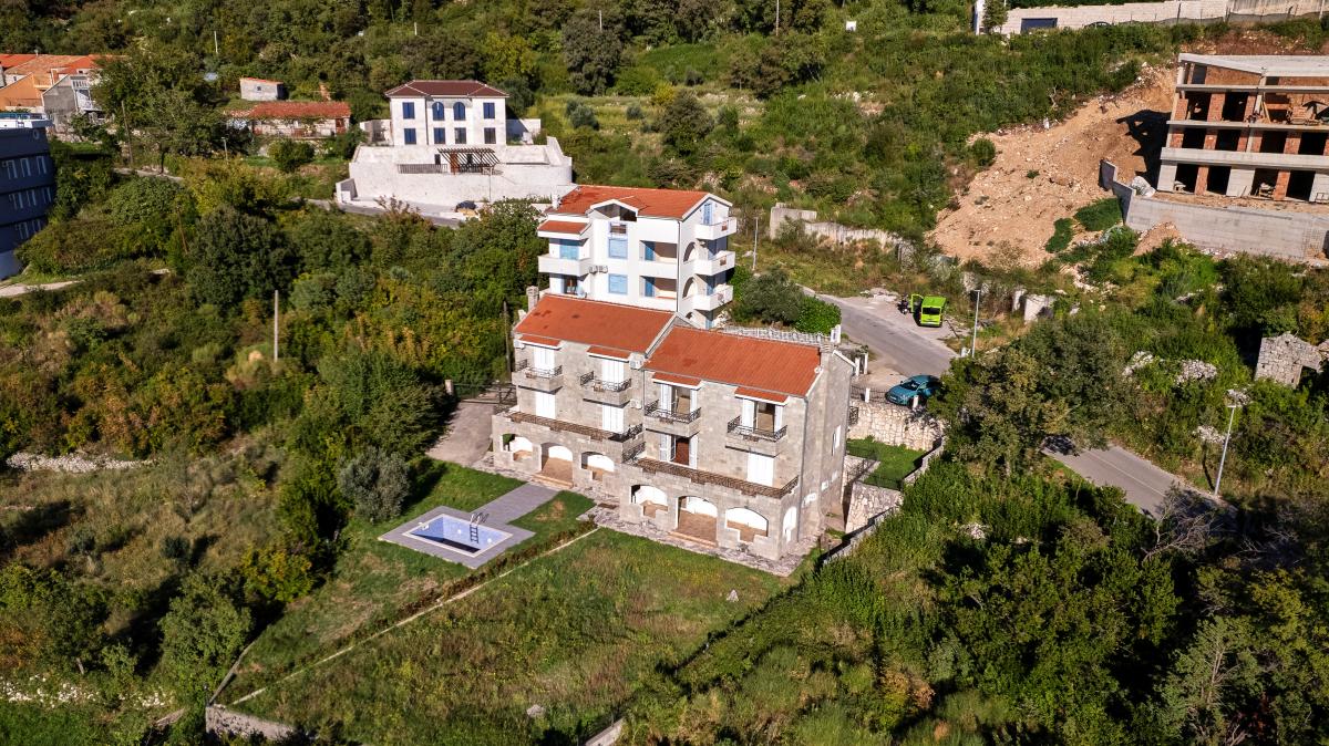 House of 249m2 with sea view in the village of blizikuce 12