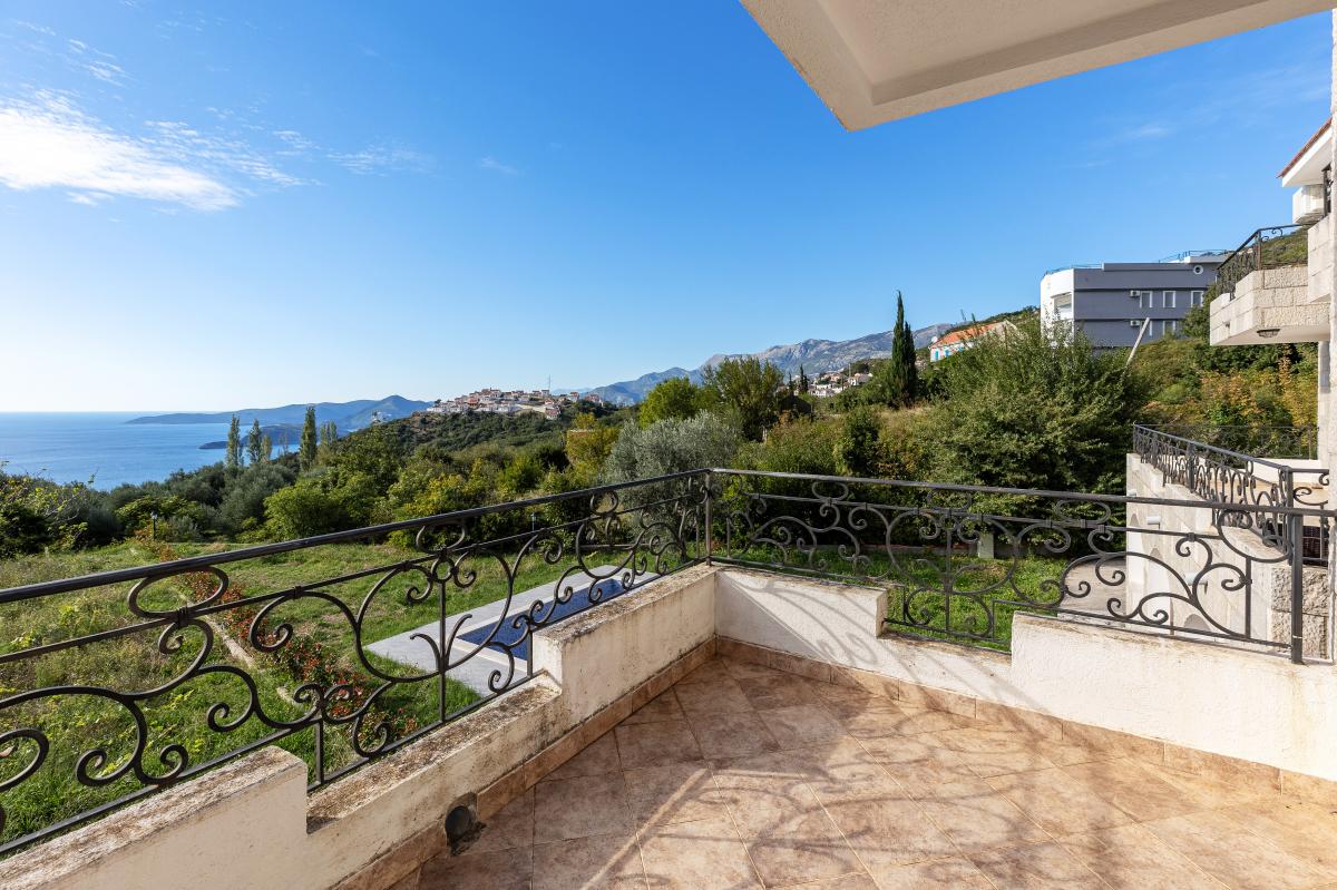 House of 249m2 with sea view in the village of blizikuce 16
