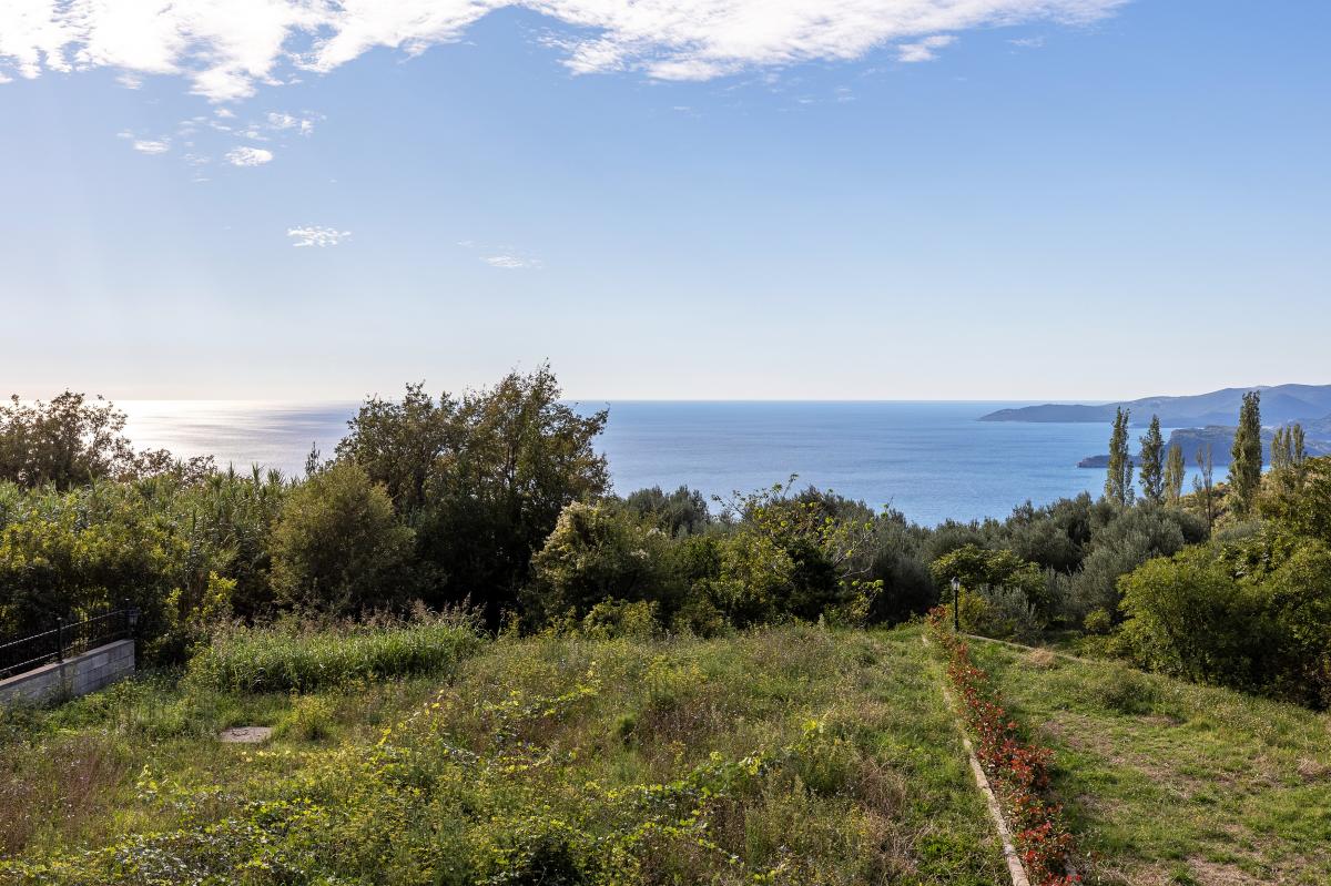 House of 249m2 with sea view in the village of blizikuce 17