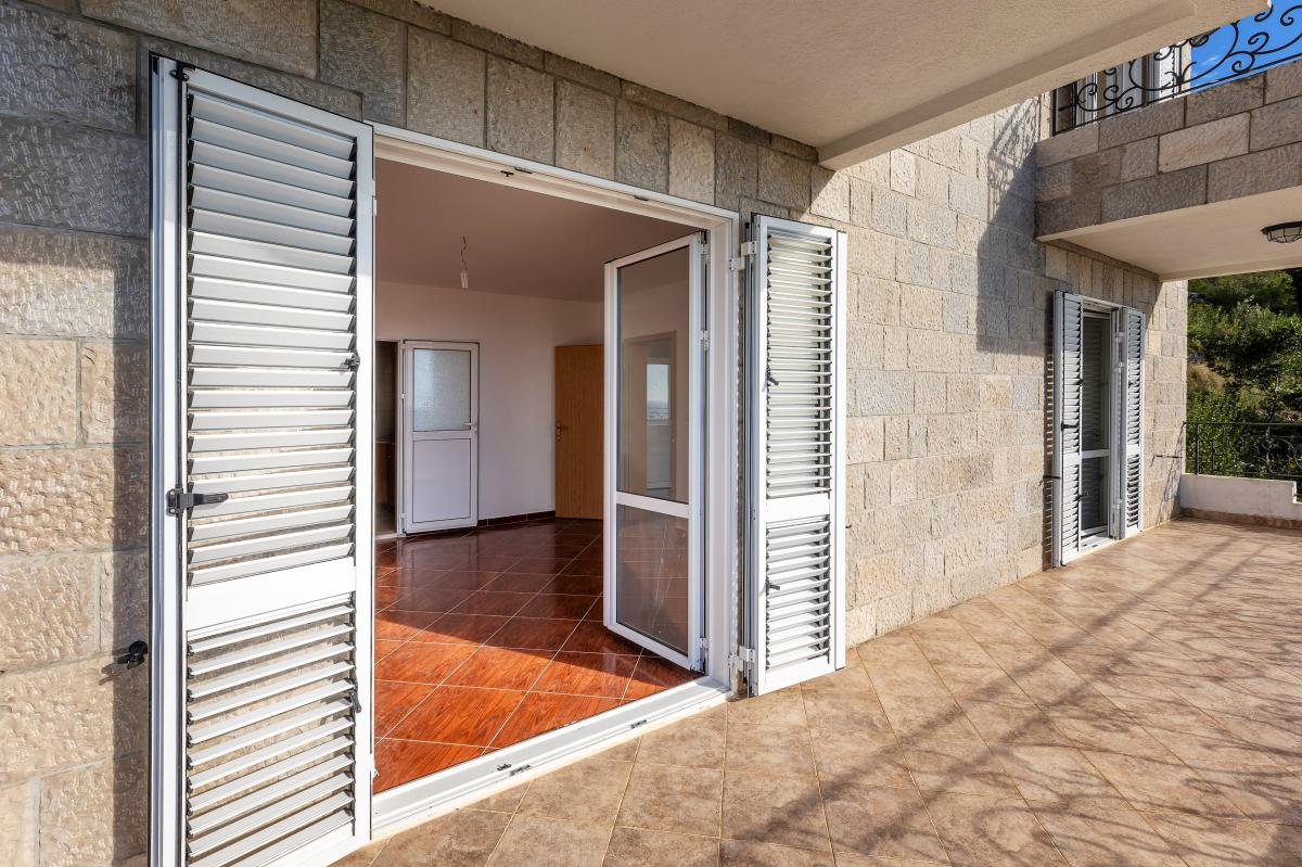 House of 249m2 with sea view in the village of blizikuce 18