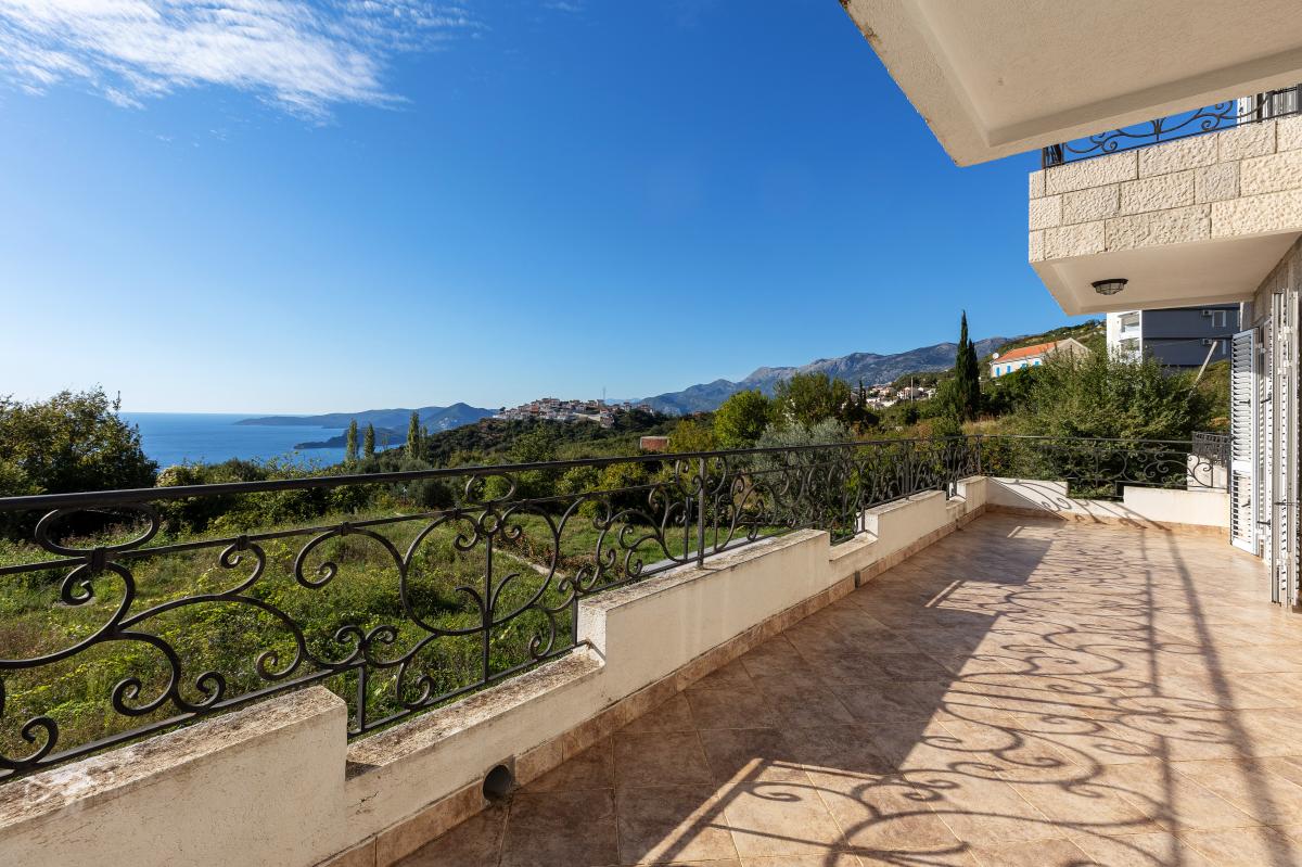 House of 249m2 with sea view in the village of blizikuce 20
