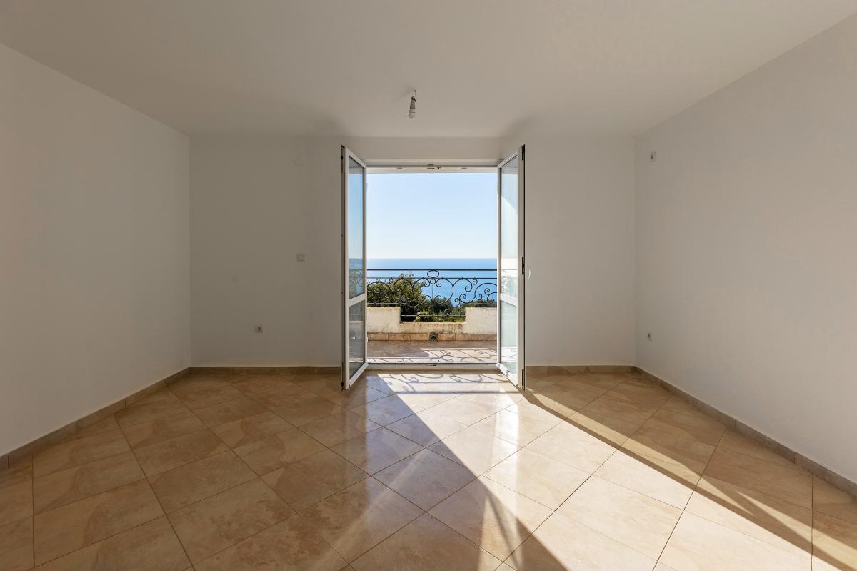 House of 249m2 with sea view in the village of blizikuce 3