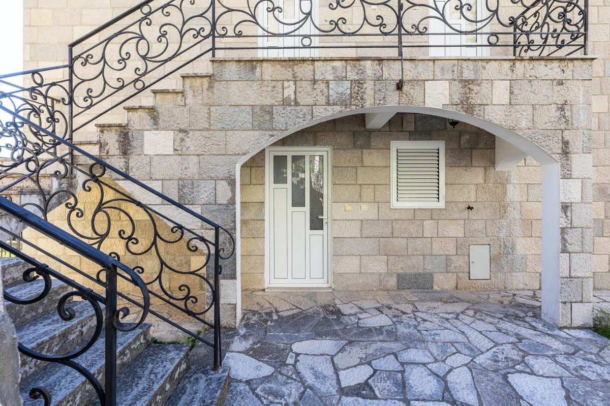 House of 249m2 with sea view in the village of blizikuce 23