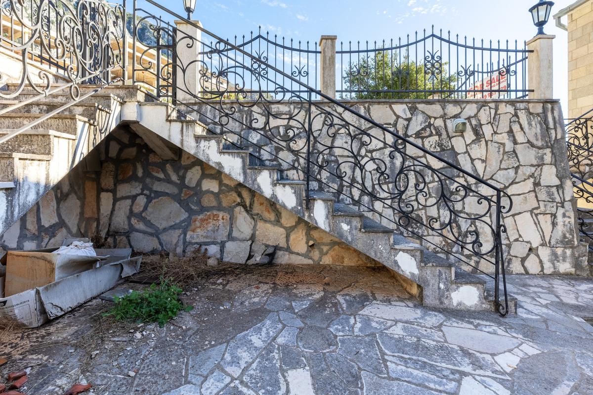 House of 249m2 with sea view in the village of blizikuce 24