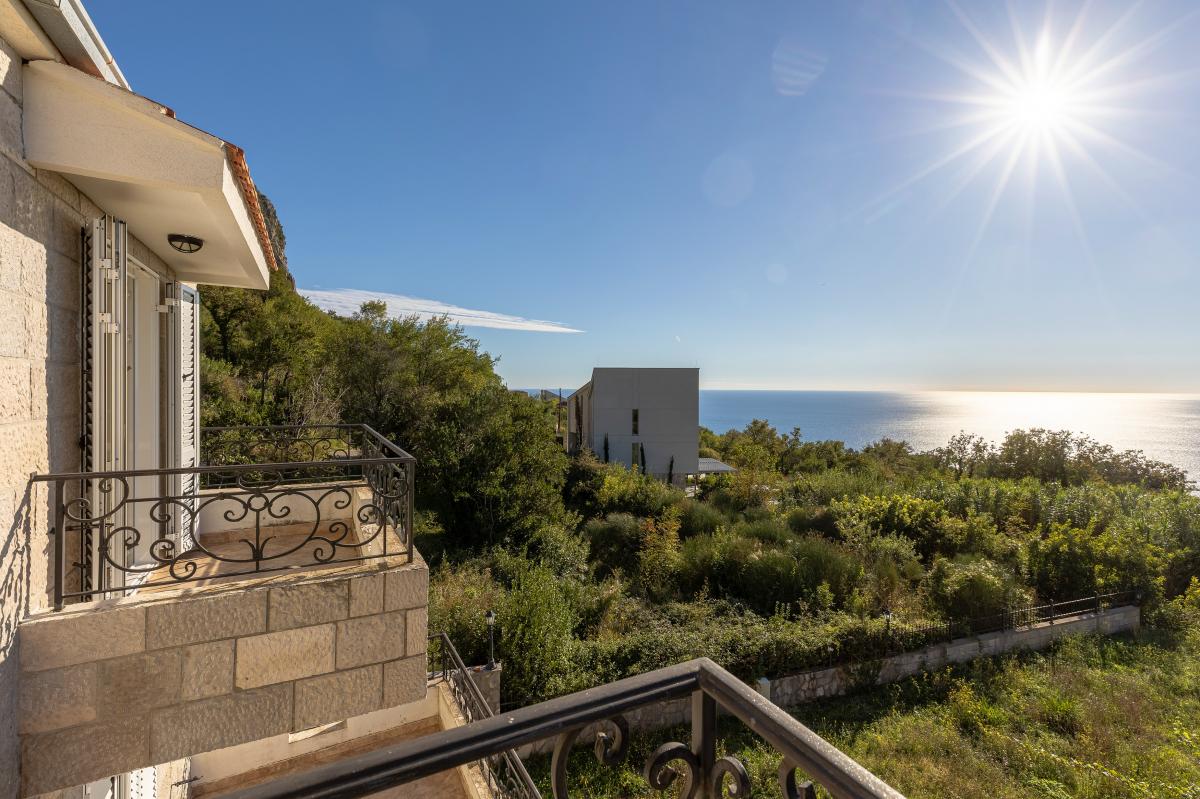 House of 249m2 with sea view in the village of blizikuce 28