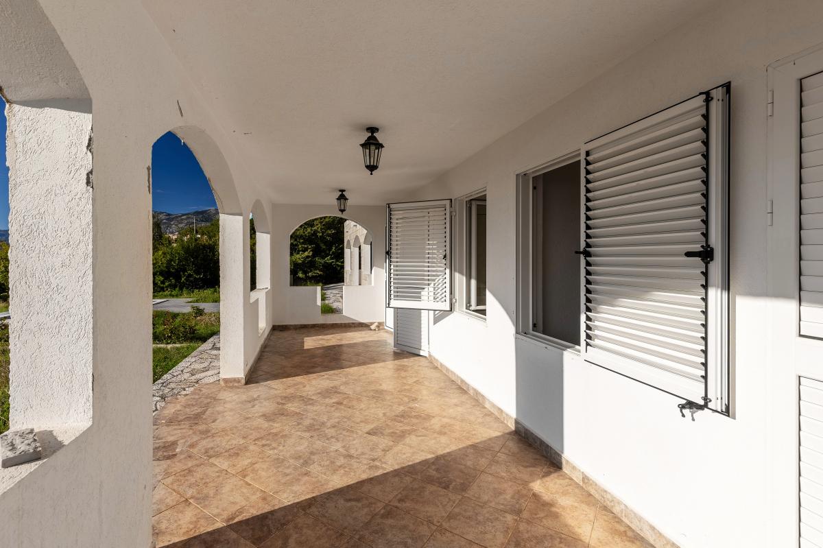 House of 249m2 with sea view in the village of blizikuce 30