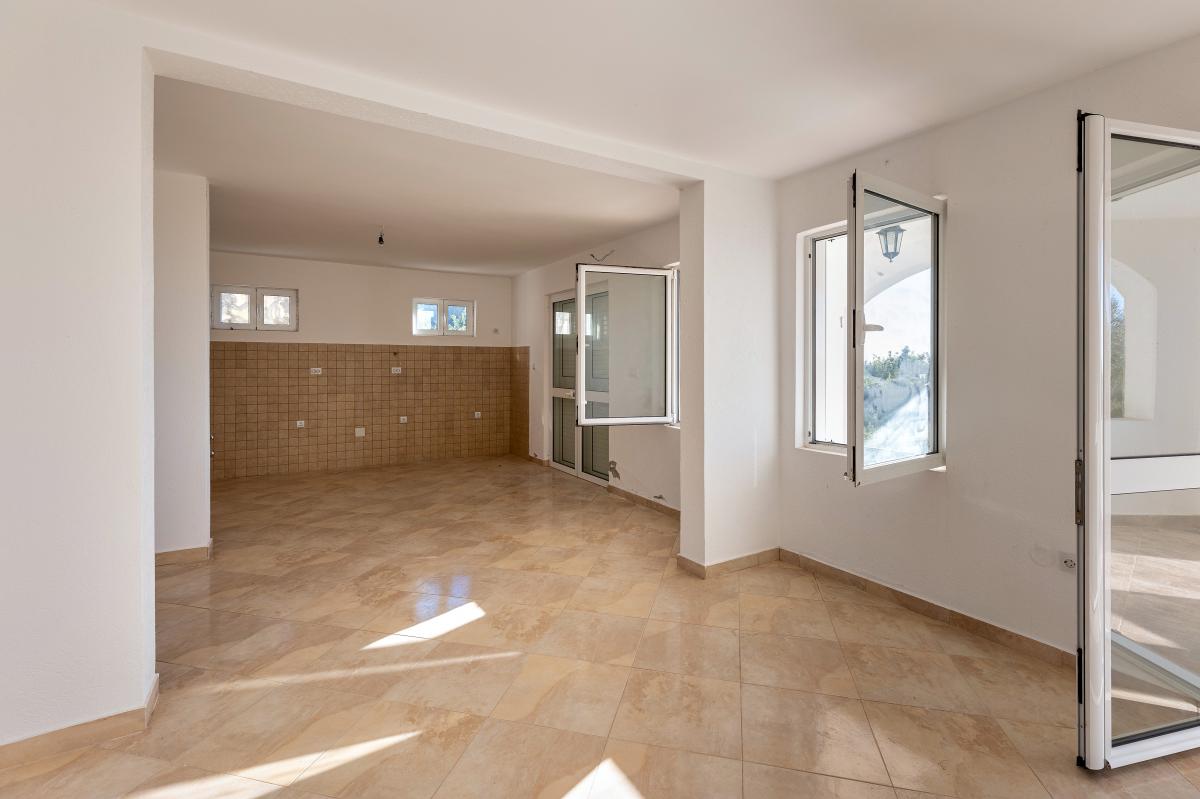 House of 249m2 with sea view in the village of blizikuce 4