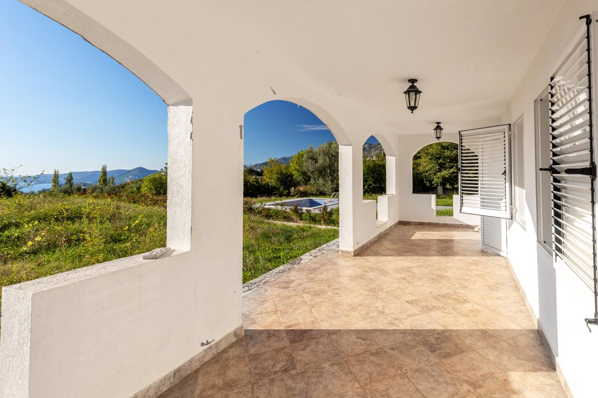 House of 249m2 with sea view in the village of blizikuce 31