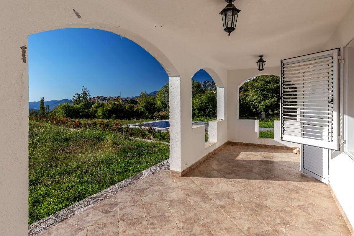 House of 249m2 with sea view in the village of blizikuce 32