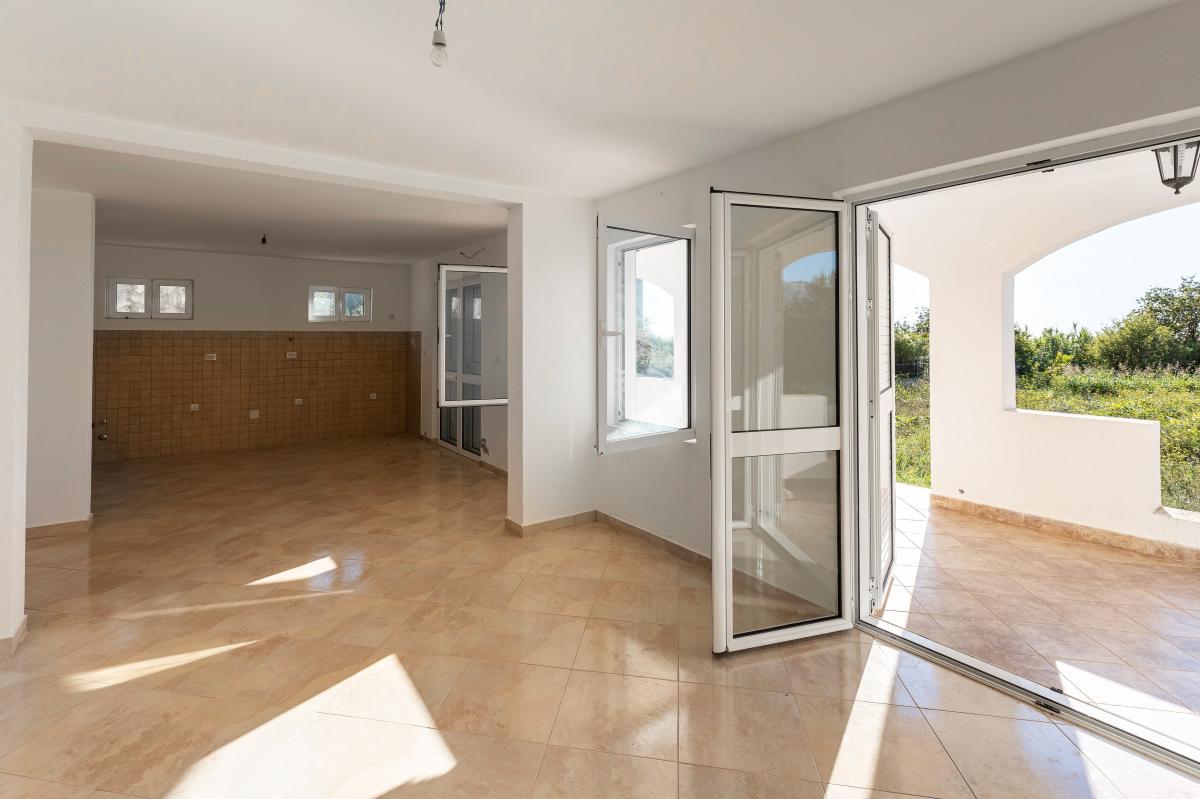 House of 249m2 with sea view in the village of blizikuce 34