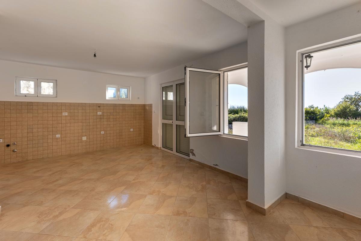 House of 249m2 with sea view in the village of blizikuce 35