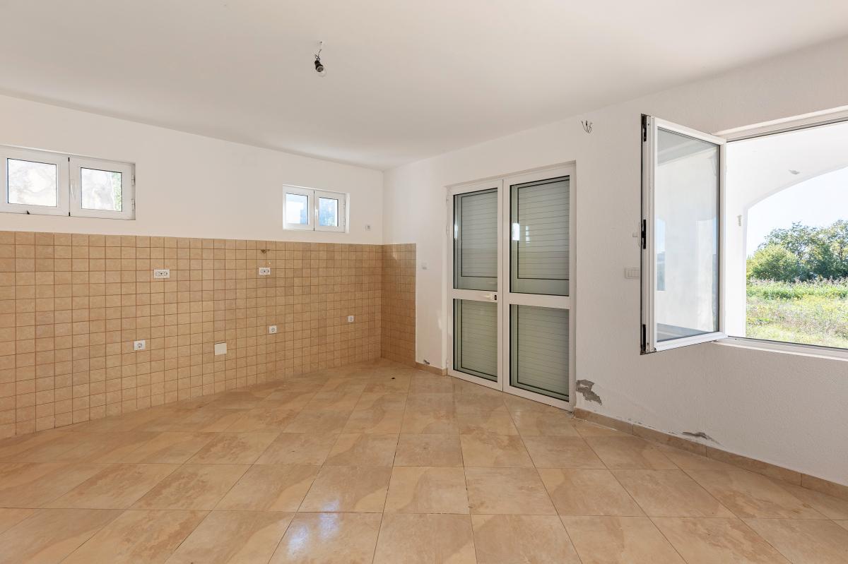 House of 249m2 with sea view in the village of blizikuce 36